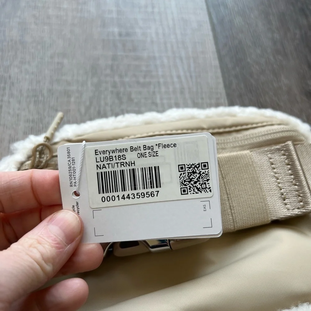 Lululemon Everywhere Belt Bag *Fleece in Natural/Ivory/Trench